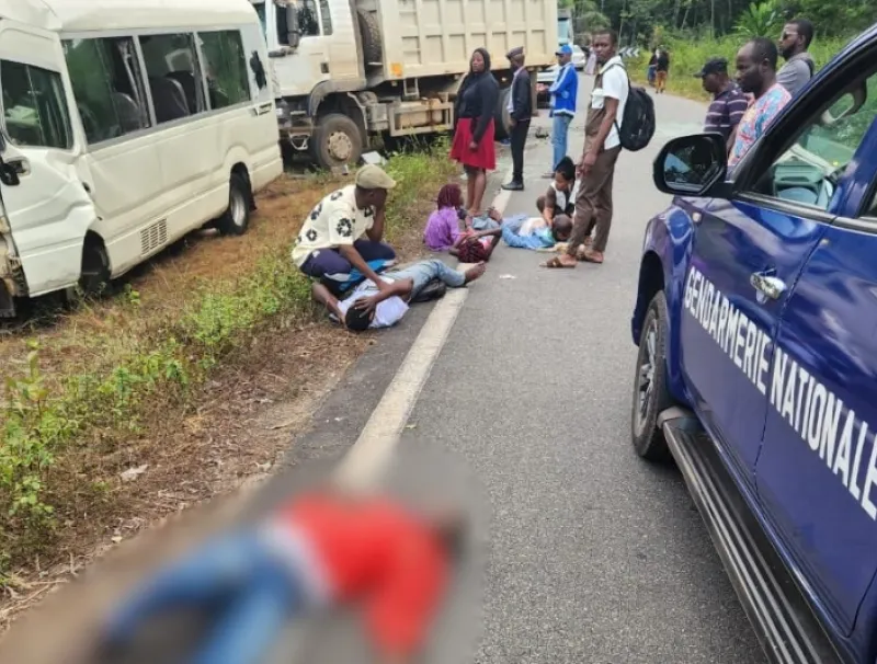 Un instantané de la collision entre un bus et un camion qui a fait deux morts sur la route de Fougamou.