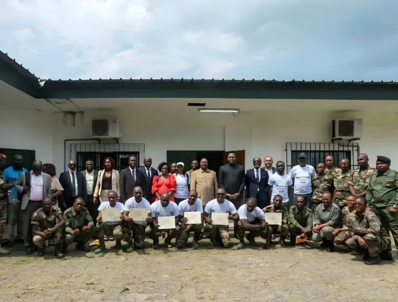 Les agents de la SEM posant avec les officiels