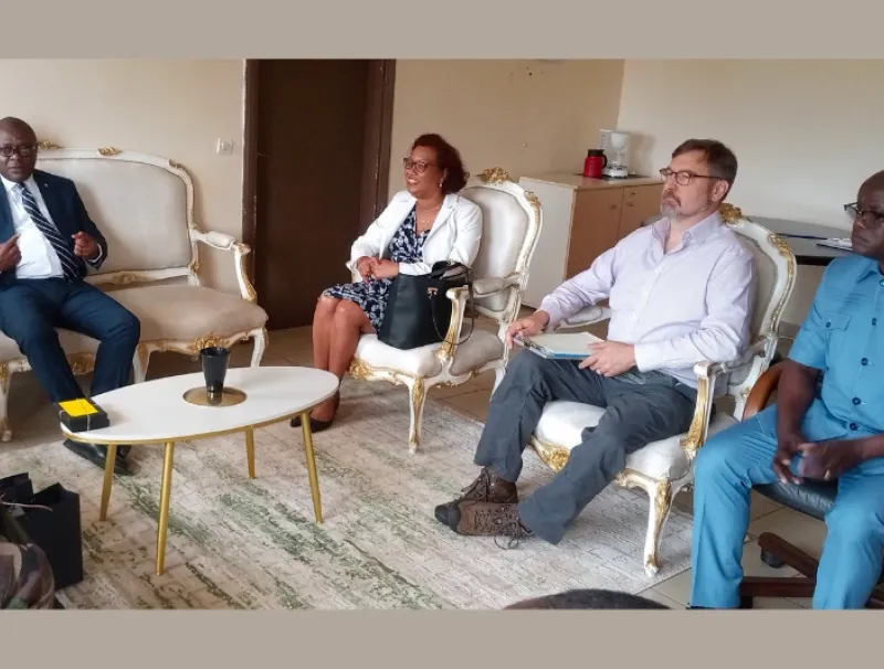 L'ambassadrice des USA lors de  l'échange avec le gouverneur Mabobet
