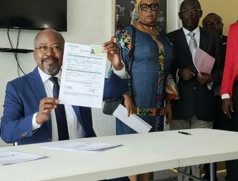 Alain-Claude Bilie-By-Nze brandissant une fiche d’adhésion. © DR