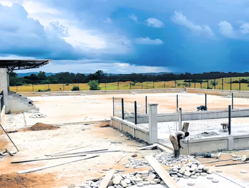 Une vue du chantier du plateau sportif en construction