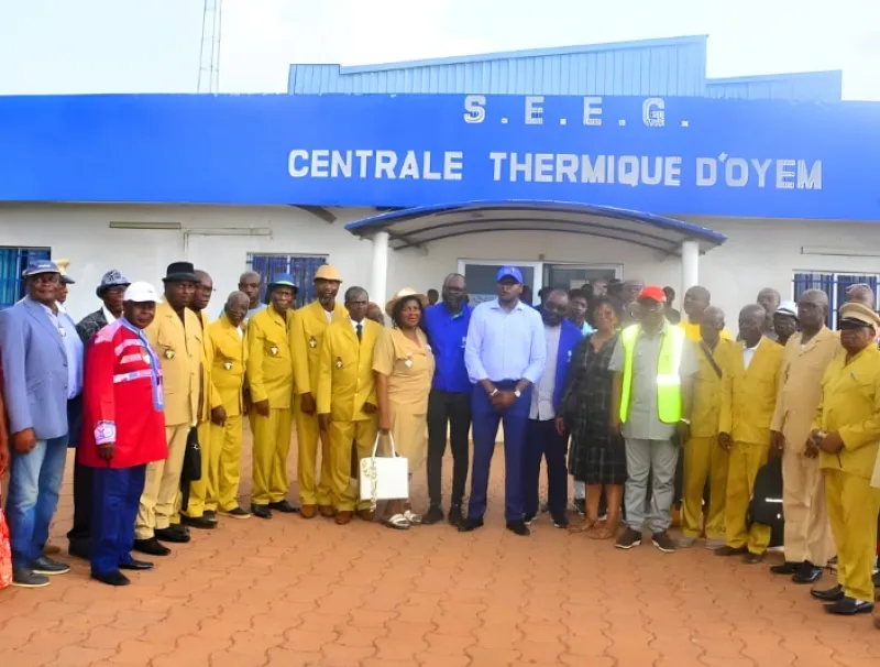 Le député Kevin Eric Edzang Ndong avec les chefs de quartiers et les responsables de la SEEG Oyem