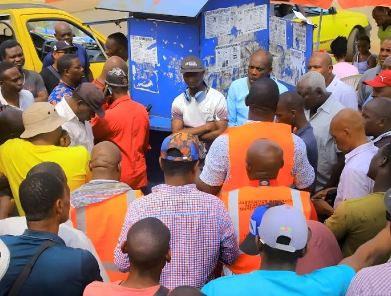 Une vue des membres de la coalition lors de la sensibilisation au rond point de Nzeng-Ayong