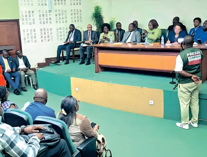 Consultations publiques avec les habitants d’Angondjé.