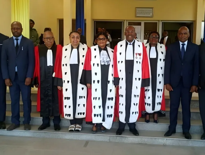 les membres du corps judiciaire et les impétrants à la prestation de serment.