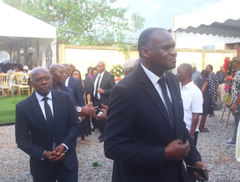 La délégation de L’Union s’apprêtant à rendre un dernier hommage à Marie Florentine Ndembet. 