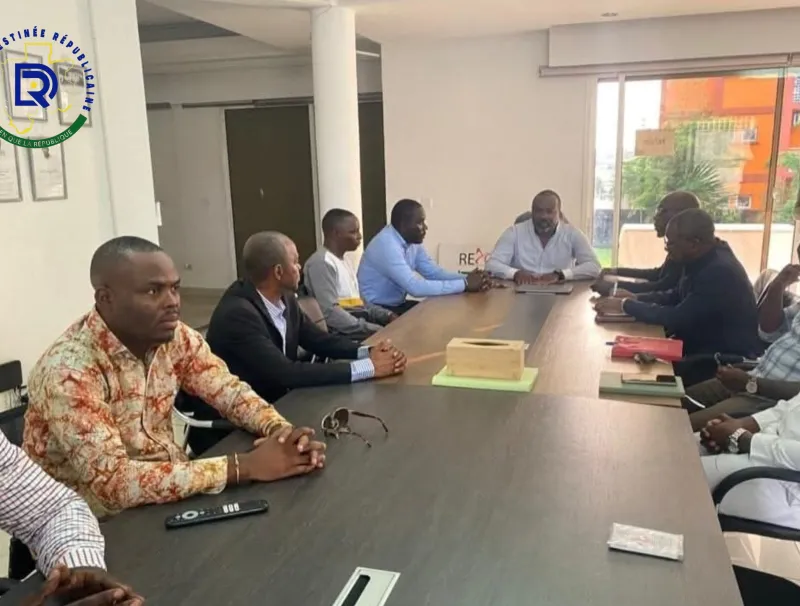 Persis Lionel Essono Ondo (centre) et ses collaborateurs, lors de sa rencontre avec la presse. 