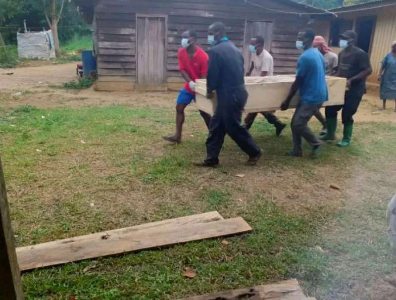 Le corps Deboger Eyi Mvé en passe d’être porté en terre par ses parents. © DR
