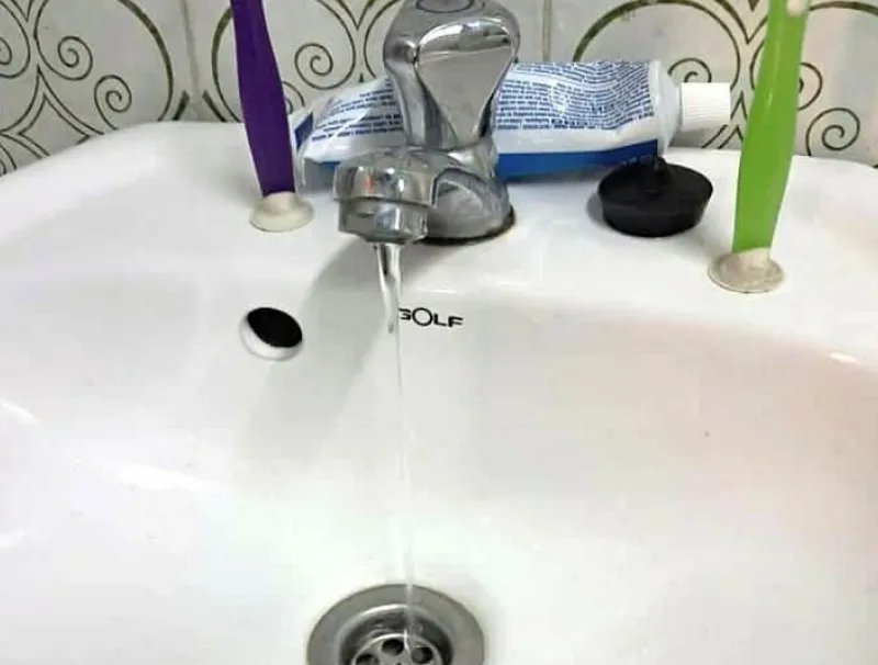  Dans la plupart des cas les robinets demeurent secs et quand l’eau daigne arriver c’est sans pression. © Jocelyn Abila