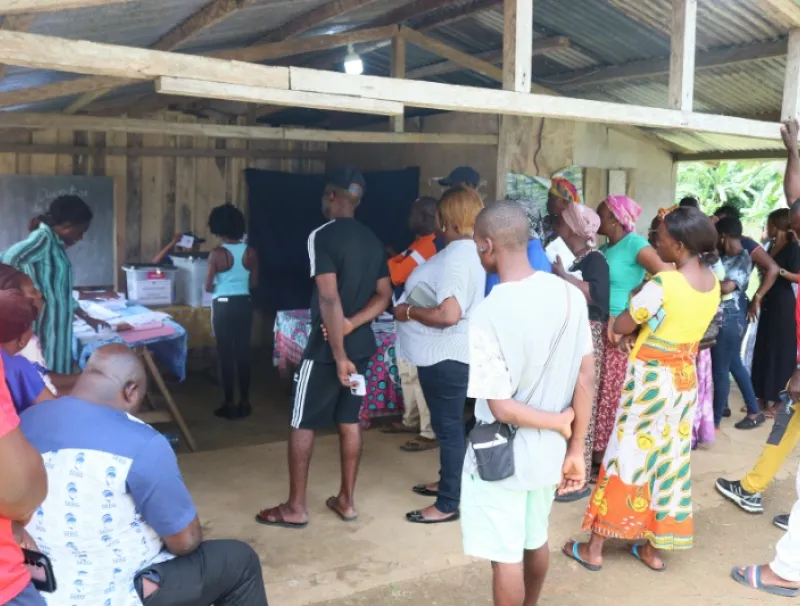 Les électeurs dans un bureau de vote à Ntoum