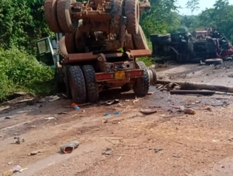 Les épaves des camions après l’impact mortel.