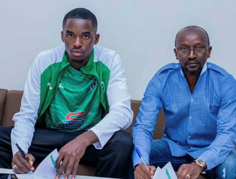 Mike Kila Onfia après la signature de son contrat de deux ans avec le Hafia FC de Conakry. © DR