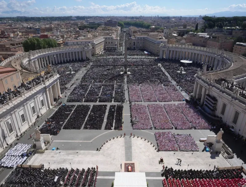 La place Saint-Pierre noire de monde pour les funérailles du pape François