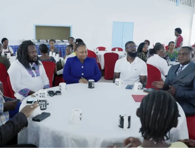 Camélia Ntoutoume-Leclerq a partagé le premier petit déjeuner des nouveaux internes avec deux stars du foot et de la musique gabonaise. Camélia Ntoutoume-Leclerq a partagé le premier petit déjeuner des nouveaux internes avec deux stars du foot et de la musique gabonaise. © Jocelyn Abila