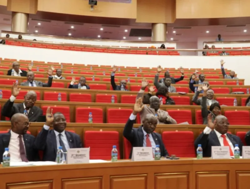 Comme lors des précédentes plénières, les députés ont adopté dix textes hier. © DR