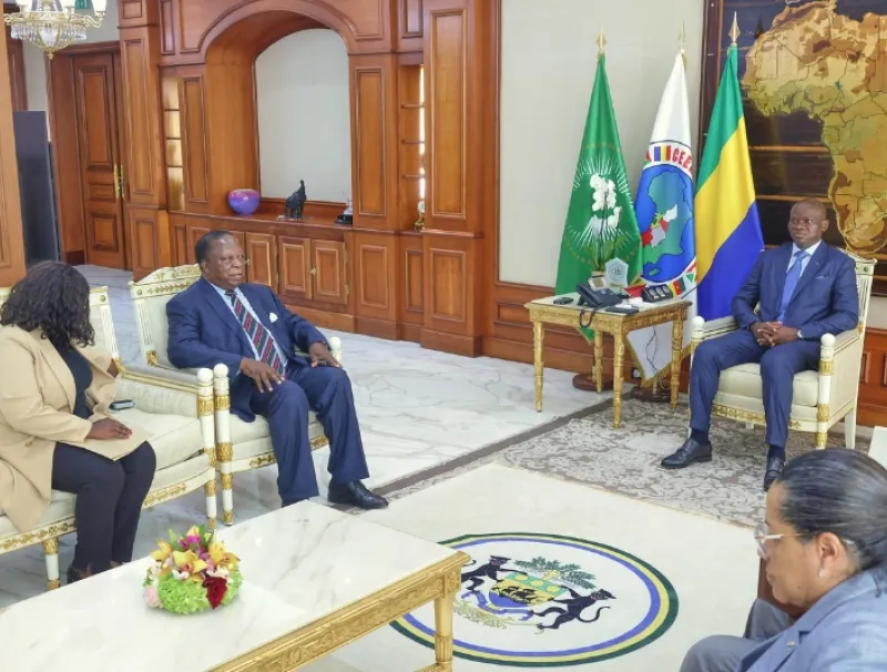 Le président Brice Clotaire Oligui Nguema, recevant le message de son homologue zambien Hakainde Hichilema.