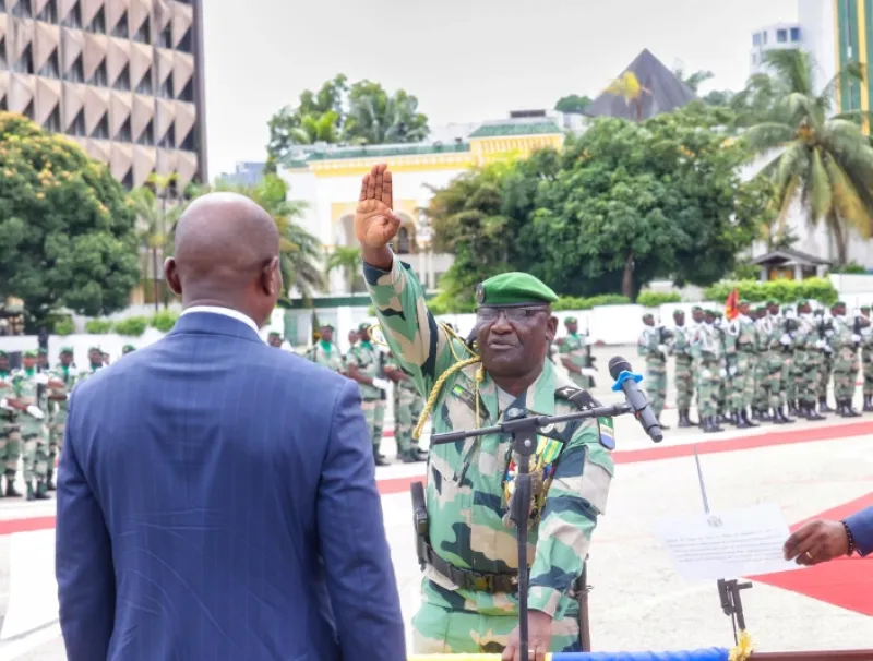 Le général Antoine Balekidra prêtant serment face au chef suprême des FDS, Brice Clotaire Oligui Nguema.