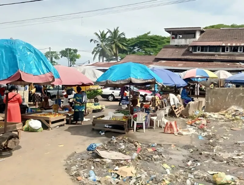 marché de Venez-Voir, la proximité entre les ordures et les commerces est flagrante.