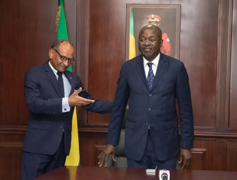 Le secrétaire général de la présidence de la République, Guy Rossatanga-Rignault, installant Séraphin Moundounga, dans son fauteuil et ses charges.