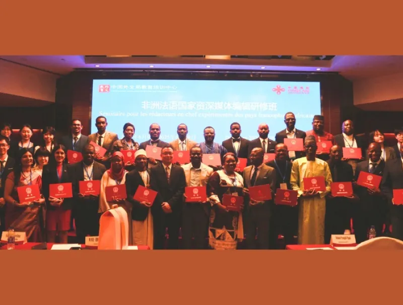 Photo de famille entre participants et organisateurs du séminaire au terme de la cérémonie de clôture.