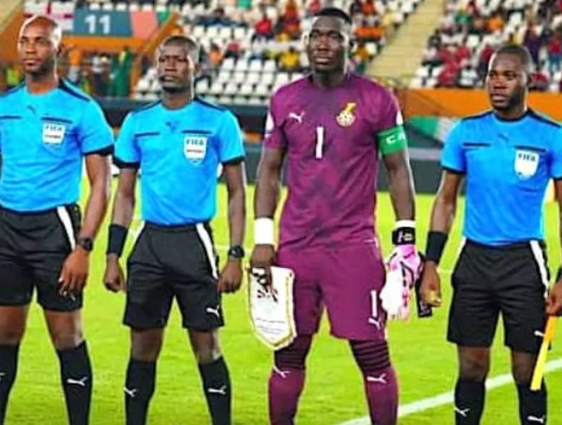 Pierre Ghislain Atcho (2e à gauche) et ses compatriotes, Tanguy Patrice Mebiame (extême gauche) et Boris Marlaise Ditsoga, désignés pour la finale aller de samedi au Maroc