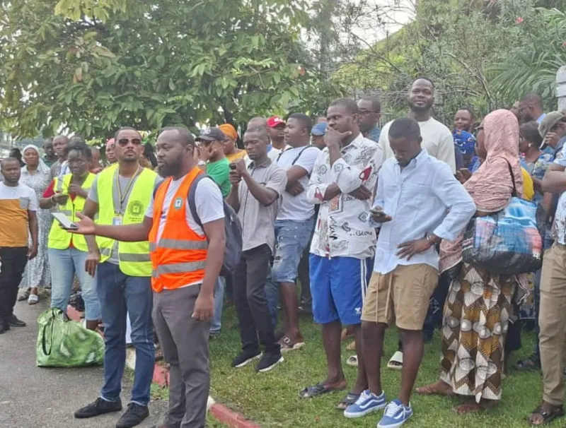 les commerçants ont investi l’entrée de l’Hôtel de Ville de Libreville