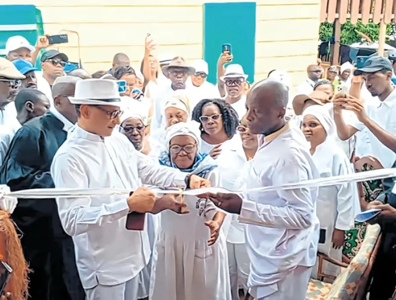 Coupure du ruban symbolique par la plus âgée des petits-enfants du Pasteur Ndjavé, et une vue intérieure du nouveau musée du protestantisme gabonais.