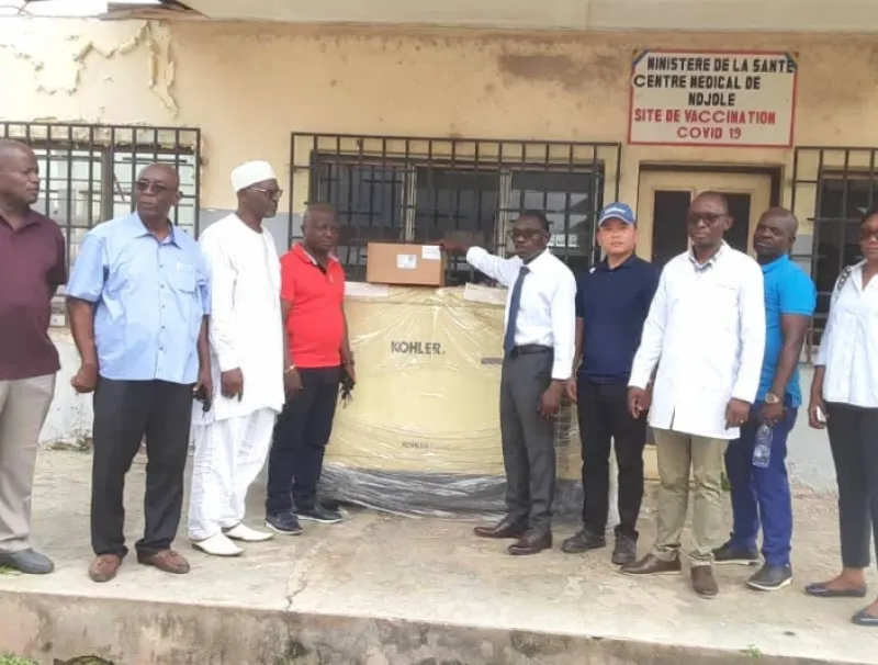 Les officiels et le groupe électrogène doté au centre médical de Ndjolé.