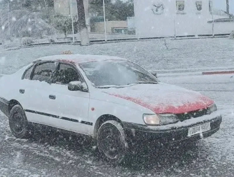 Capture d'écran d'une vidéo montrant une rue enneigée à Libreville