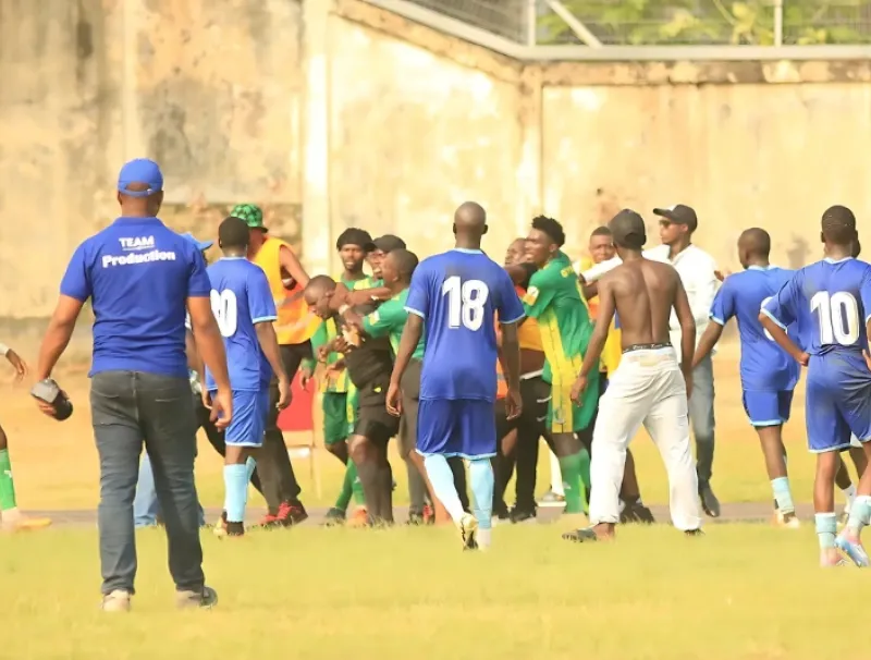 Altercation entre les joueurs d'Oyem AC et Akanda FC
