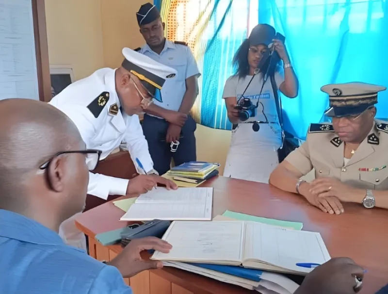 Une phase de la passation de commandement sous le regard du gouverneur de l’Ogooué-Lolo