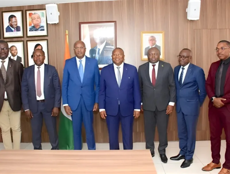 La délégation gabonaise avec les ministres Gondjout et Coulibaly (milieu).