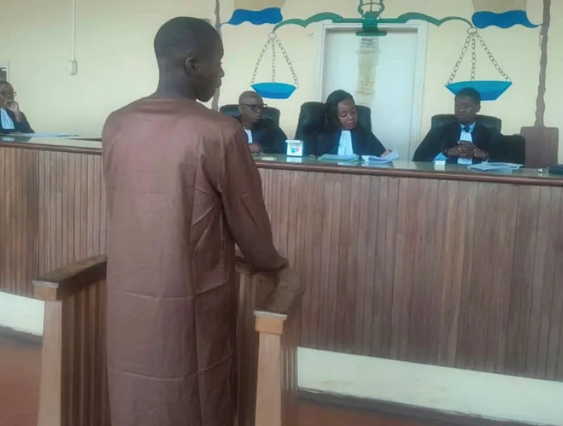 L’accusé et son avocat répondant aux questions de juges. © Lea Daoud