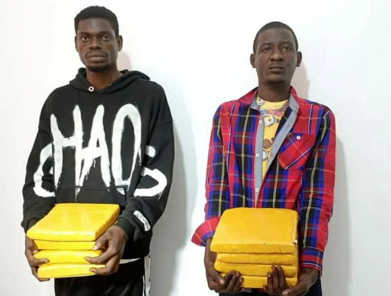 Les deux mis en cause et leurs dernières palettes qu’ils projetaient d’écouler. © Christelle NTSAME© 