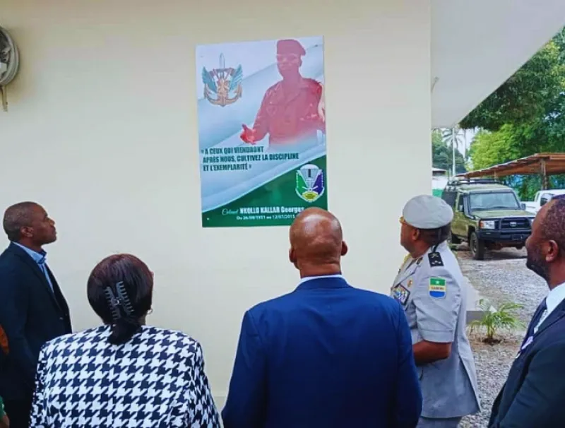 Les officiels devant la plaque dévoilée du colonel Kallard. © DR