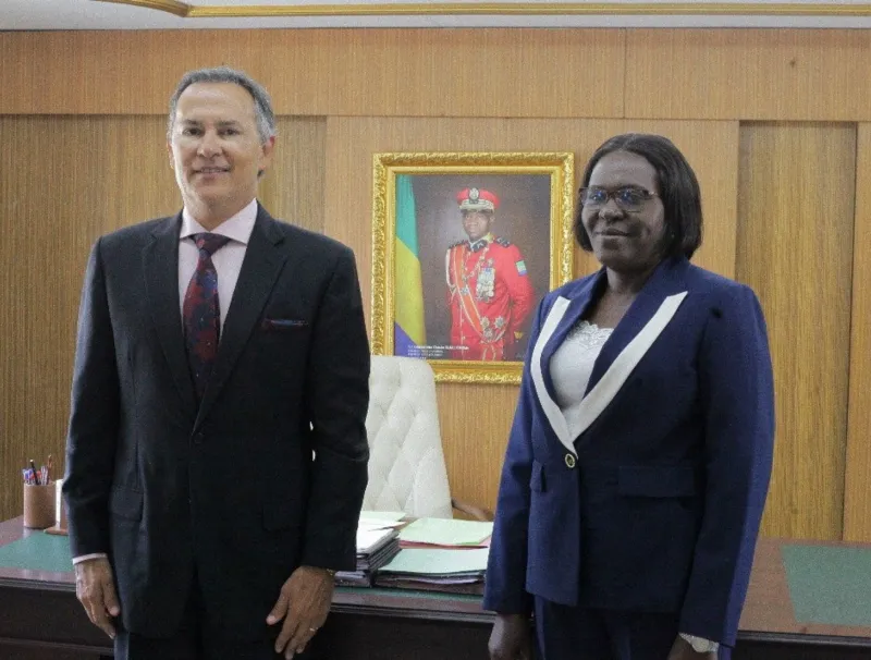 L’ambassadeur du Brésil (g) et la ministre de l’Agriculture
