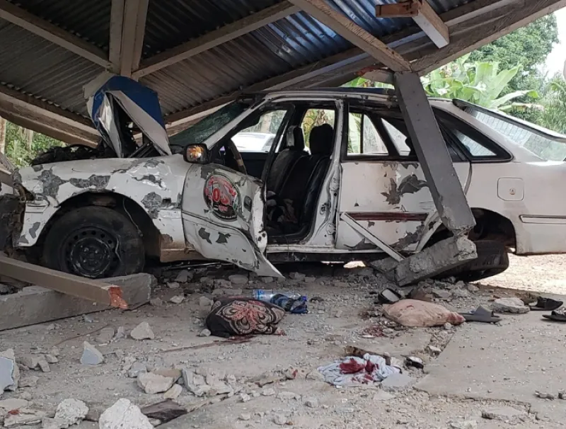 Le taxi dont l'embardée a fait un mort au quartier Dakar à Lambaréné.