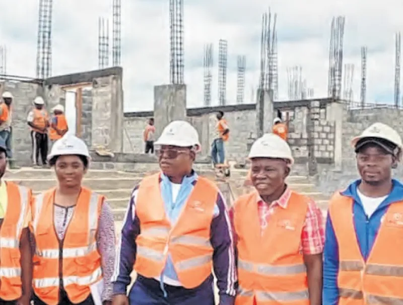 Le préfet du Ntem, Maurice Obiang Ondo entouré des responsables du chantier.a