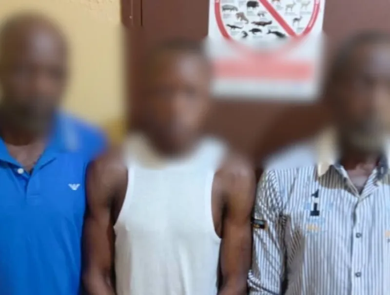 Les deux secrétaires cantonaux (extrêmes) et le Congolais peu de temps avant leur incarcération.