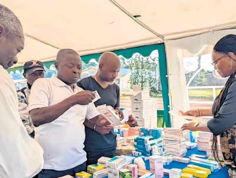 Distribution de médicaments au village Mebole à Minvoul