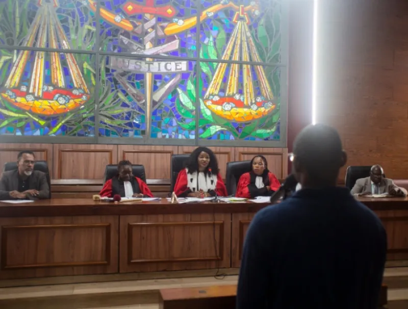 Benjamin Mangadi face à la Cour.