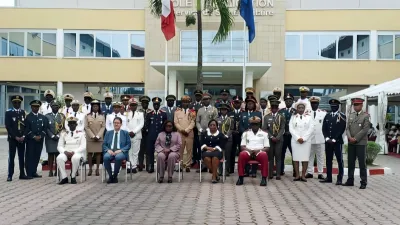 Les officiels posant avec les 34 stagiaires de la 17e promotion de l’EASSML