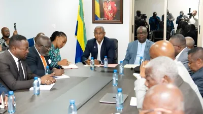 Paul KESSANY, ministre des sports, présidents de fédérations, responsables du CNOG et le ministre de l'Intérieur, Adrien Nguema Mba