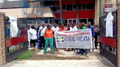 Vue des agents de la DGEL en grève devant leur administration