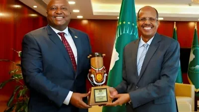 De gauche à droite, Albert Shingiro et Mahmoud Ali Youssouf