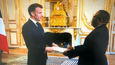 Alfred Nguia Banda, ambassadeur, Haut représentant de la République gabonaise près la République française et Emmanuel Macron, président de la France