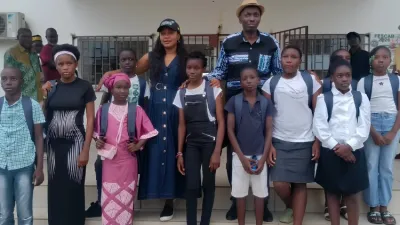 Le ministre Augustin Emane avec quelques bénéficiaires.