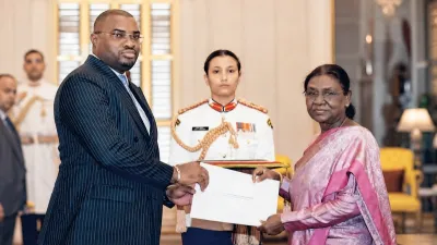 Aurélien Mintsa Nguema remettant ses lettres de créance à la présidente de l’Inde, Droupadi Murmu.