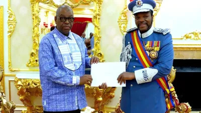 Le vice-président de la République, Alexandre Barro Chambrier et le roi Mswati III.