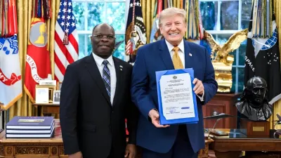 Baudelaire Ndong Ella, ambassadeur du Gabon aux Etats-Unis et Donald Trump, président des Etats-Unis